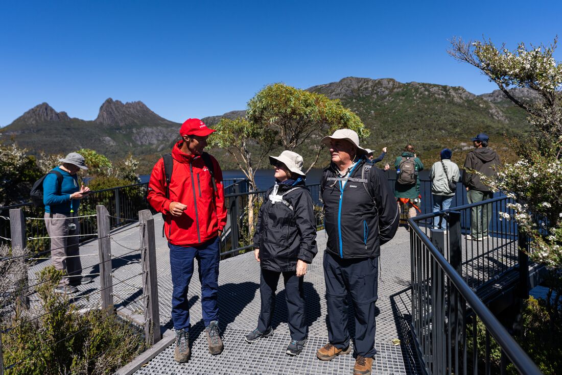 Travellers and leader have a talk in Cradle Mountain National Park in Tasmania