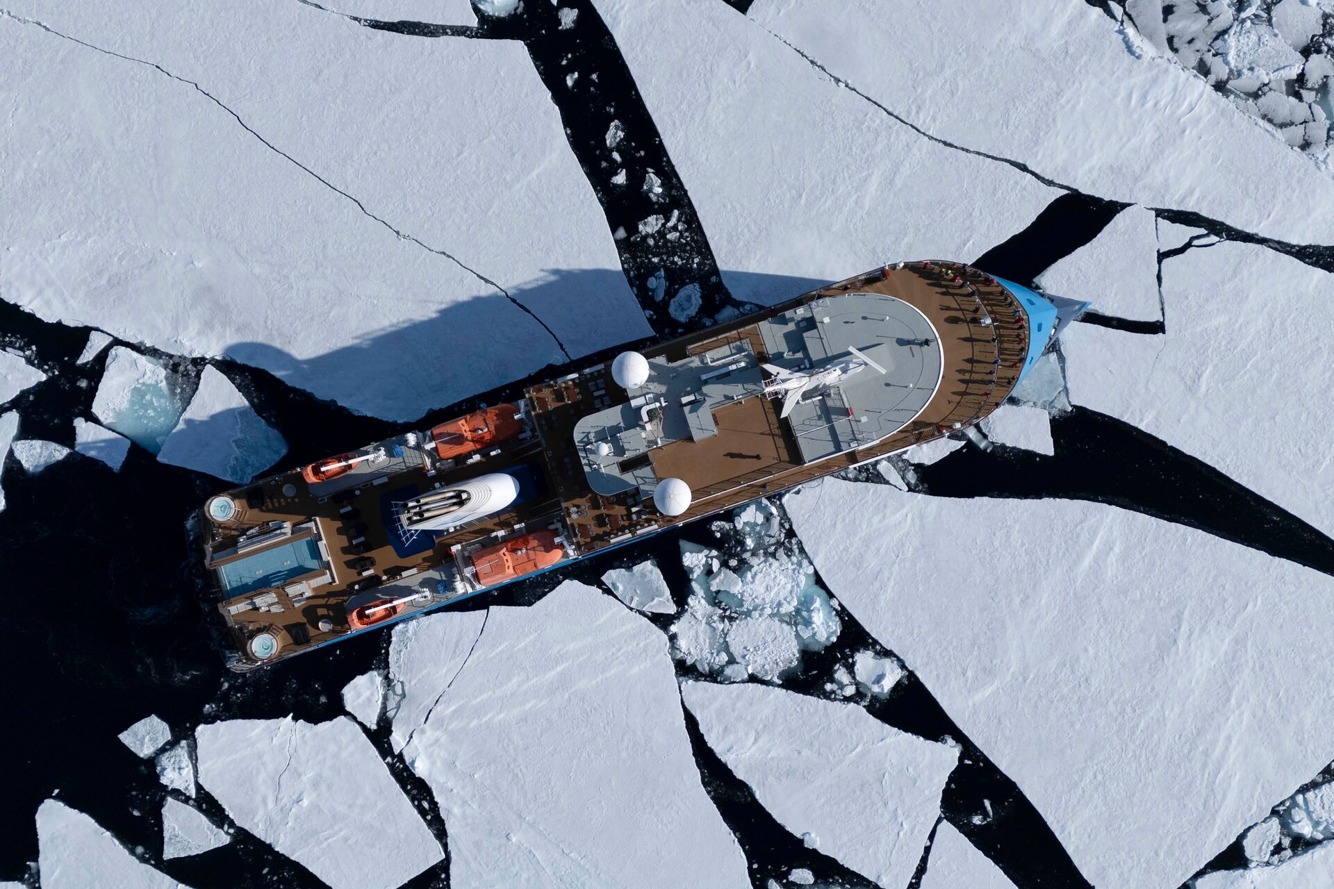 The Ocean Albatros breaks through the Arctic Ice