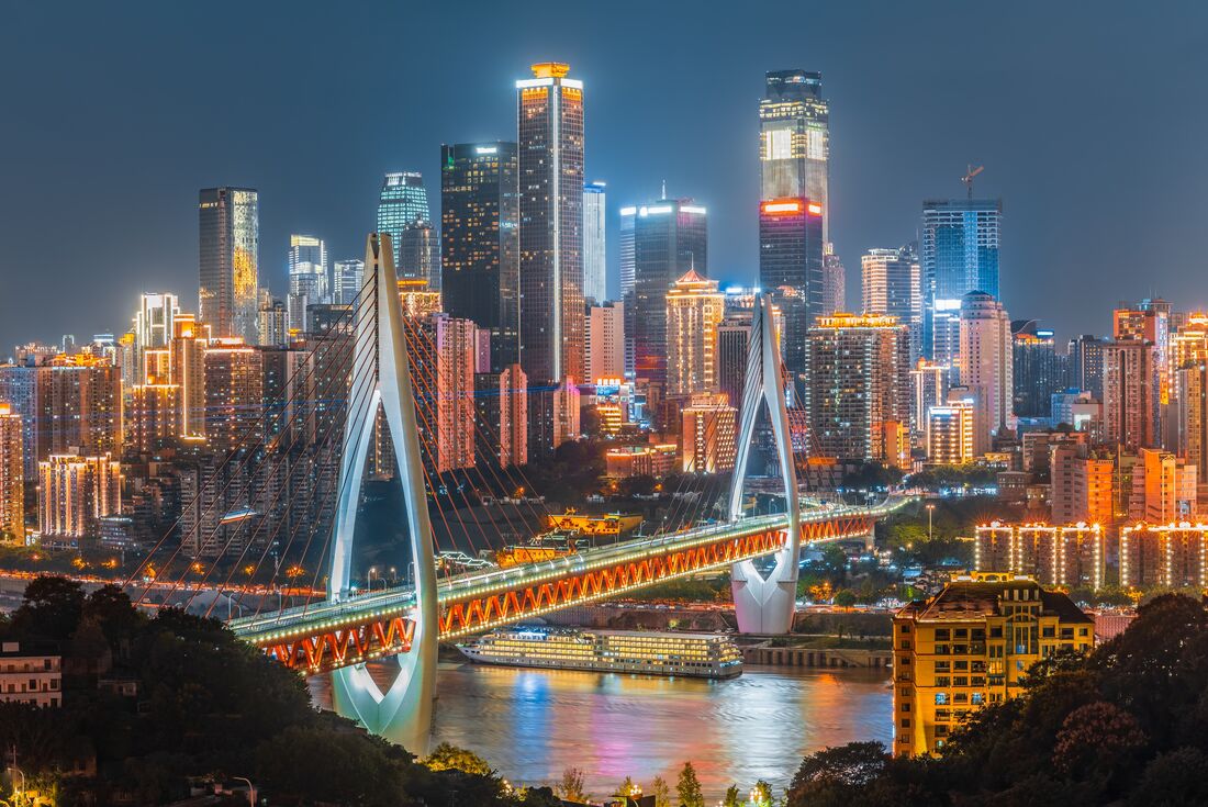 Choingqinng the Cyberpunk cityscape with bright light buildings and a sweeping bridge